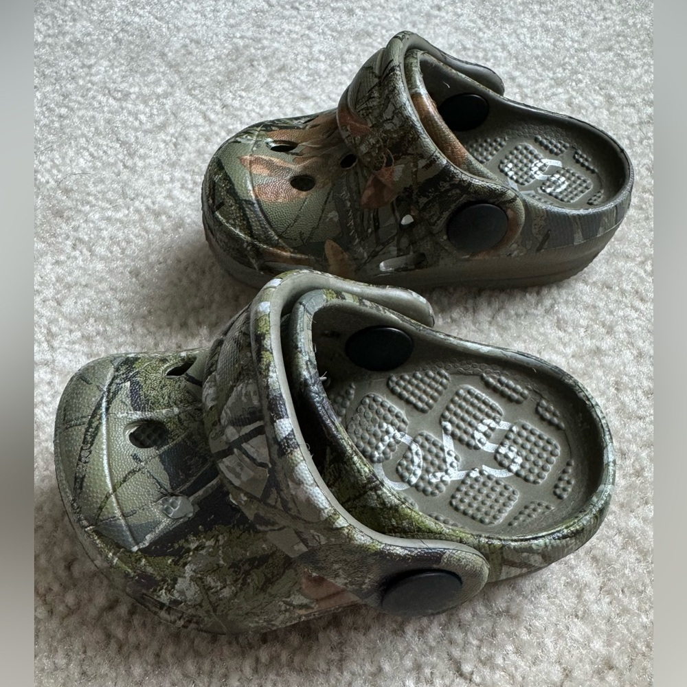 Baby STQ camo crocs size 4